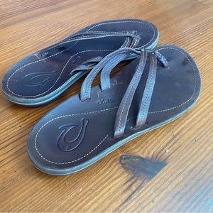 Olukai brown leather flip flops. Size 6. Worn only once.